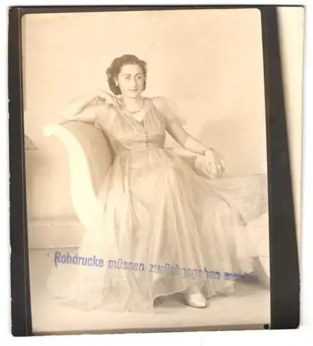 9 Fotografien Atelier Hostrup, München, Brünette Dame posiert im eleganten Abendkleid mit Schleier, Portrait u.a. Posen