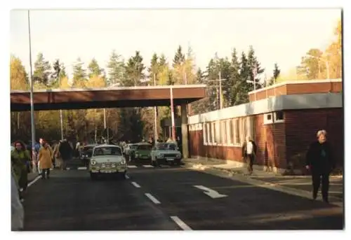 14 Fotografien unbekannter Fotograf, Ansicht Eisfeld-Rottenbach, DDR-Grenzöffnung, die ersten DDRler kommen rüber