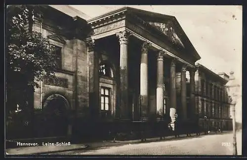 AK Hannover, Leine-Schloss mit Strassenpartie