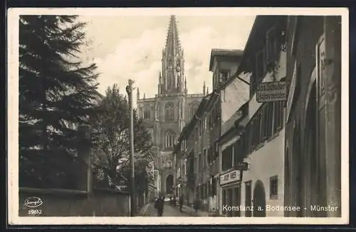 AK Konstanz a. Bodensee, Strassenpartie mit Geschäften und Münster