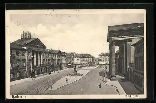 AK Karlsruhe, Marktplatz mit Strassenbahnen