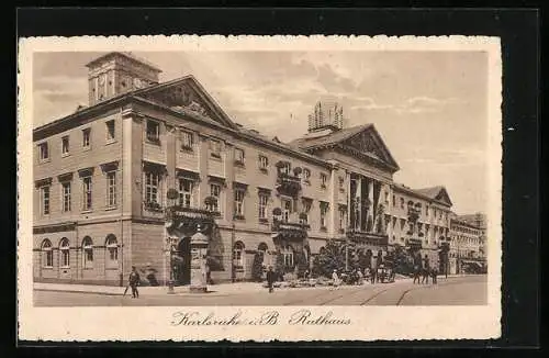 AK Karlsruhe i. B., Rathaus mit Passanten, Strassenpartie