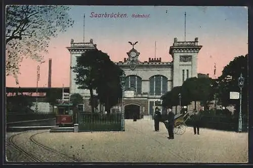 AK St. Johann-Saarbrücken, Bahnhof mit Eisenbahnanlage, Männer mit Fuhrwerk, Strassenbahn