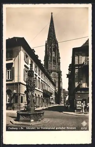 AK Freiburg i. Br., Münster, Im Vordergrund gotischer Brunnen