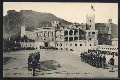 AK Monaco, Revue devant le Palais le jour de la fête du Prince