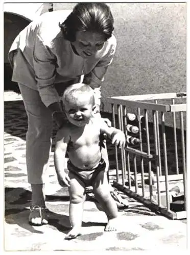 Fotografie dpa, Frankfurt / Main, niederländische Kronprinzessin Beatrix mit ihrem Sohn Willem Alexander