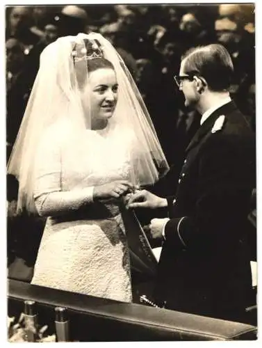 Fotografie dpa, Frankfurt / Main, Prinzessin Margriet der Niederlande und Peiter van Vollenhoven bei der Trauung 1967