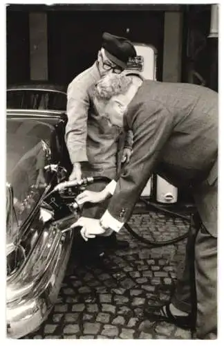 6 Fotografien Auto Mercedes 220 S, Fahrer betankt das Fahrzeug an einer Tankstelle, befüllen der Batterie