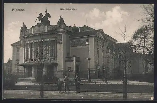 AK Giessen, Blick auf das Stadttheater