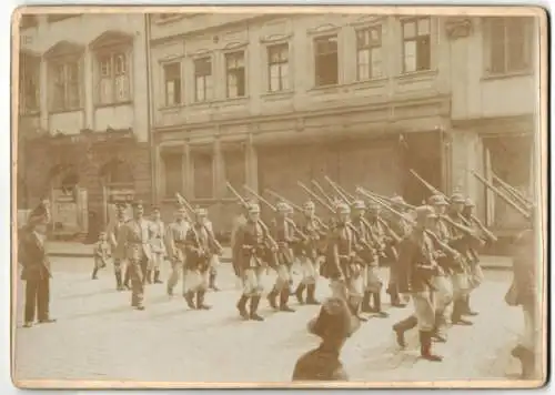 Fotografie unbekannter Fotograf und Ort, Soldaten in Uniform mit Pickelhaube und Gewehr zum Kriegsausmarsch