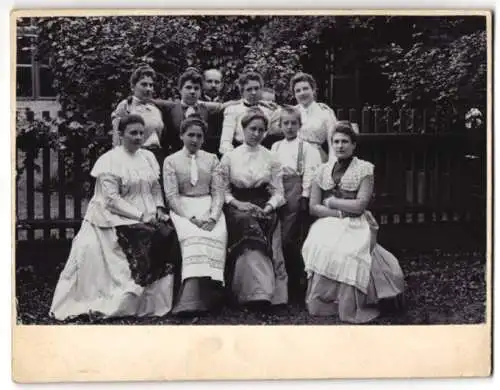 Fotografie unbekannter Fotograf, Ansicht Untertullnerbach, Hausdamen in Kleidern mit Schürzen im Gruppenbild, 1901