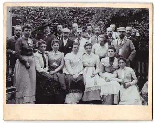 Fotografie unbekannter Fotograf, Ansicht Untertullnerbach, junge Frauen und Männer im Gruppenbild, 1901