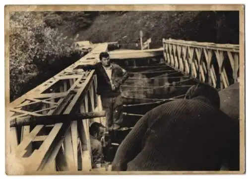 Fotografie unbekannter Fotograf, Ansicht Rudolphstein, Arbeiter beim Bau der Autobahnbrücke