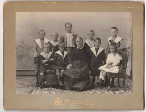 Fotografie Gerschel aine, Strasbourg, Tante mit ihren neun Neffen und Nichten im Gruppenbild, Mutterglück