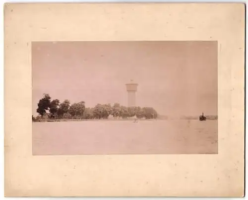 Fotografie unbekannter Fotograf, Ansicht Amsterdam, Blick vom Wasser nach der Stadt mit Wasserturm