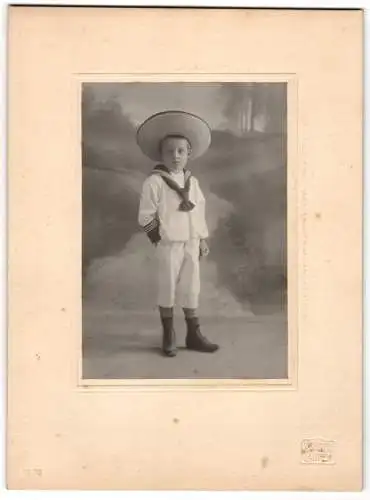 Fotografie K. Dietrich, Laufen / Salzach, Portrait junger Knabe im Matrosenanzug mit breitem Sommerhut