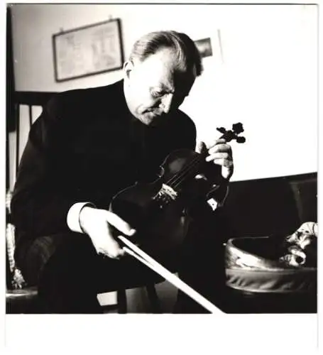 Fotografie unbekannter Fotograf und Ort, Portrait Prof. Willi Boskovsky mit Violine in der Hand