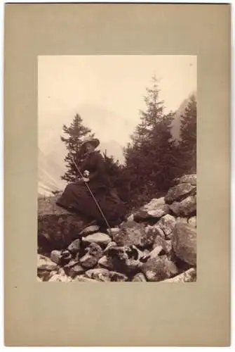 Fotografie unbekannter Fotograf, Ansicht Ginzling, Bergsteigerin im Kleid an der Grawandalm, Blick zur Gefrorenen Wand