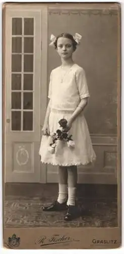 Fotografie R. Fischer, Graslitz, junges Mädchen Margot Müller mit langem Hals im weissen Kleid mit Schleifen im Haar