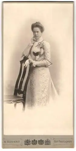 Fotografie W. Höffert, Berlin, Portrait junge Dame im mit Blumen verzierten hellen Kleid