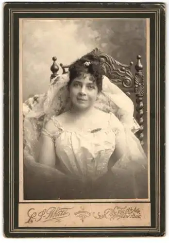 Fotografie L. S. White, New York, junge Dame im pompösen Kleid mit Hochsteckfrisur, 1899