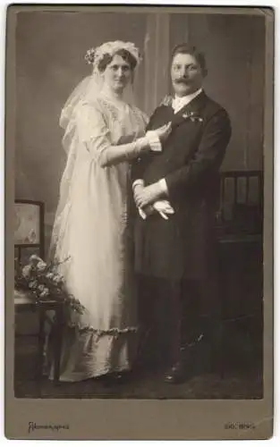 Fotografie Sig. Bing, Wien, österreichisches Brautpaar im Hochzeitskleid und im Anzug