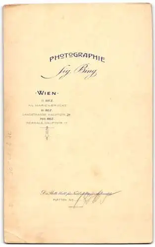 Fotografie Sig. Bing, Wien, österreichisches Brautpaar im Hochzeitskleid und im Anzug