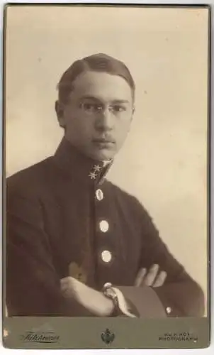 Fotografie Fritz Knozer, Wien, junger K.u.K. Soldat in Uniform mit Zwickerbrille