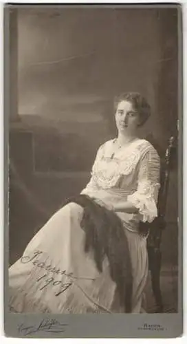 Fotografie Eugen Schöfer, Baden, Pfarrgasse 1, junge Frau Jeanne im hellen Kleid mit Tierfell auf dem Schoss, 1909