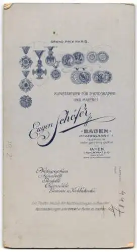 Fotografie Eugen Schöfer, Baden, Pfarrgasse 1, junge Frau Jeanne im hellen Kleid mit Tierfell auf dem Schoss, 1909