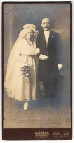 Fotografie William Roth, Berlin, Skalitzerstr. 54, preussisches Hochzeitspaar im Brautkleid und Anzug