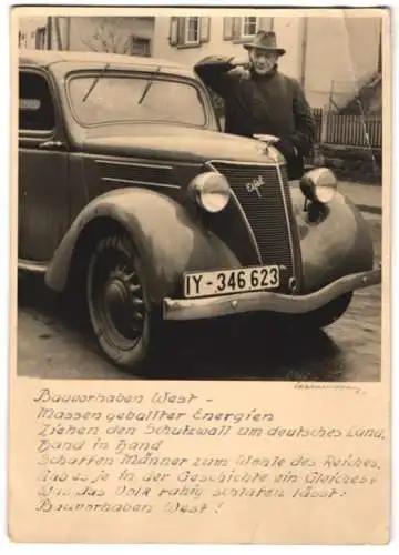 Fotografie unbekannter Fotograf und Ort, Karl Wallmann neben seinem Ford Eifel Kennzeichen: IY-346626, 1938