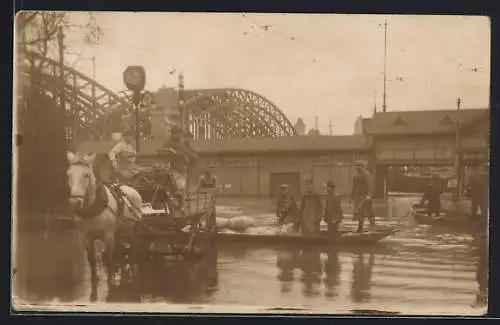 Foto-AK Köln, Hochwasser nahe der Rheinbrücke, Personentransport per Boot und Fuhrwerk