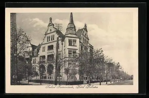 AK Swinemünde, Hotel Hubertus mit Strassenpartie