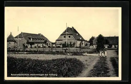 AK Henkenhagen bei Kolberg, Kinder vor der Bauernhochschule