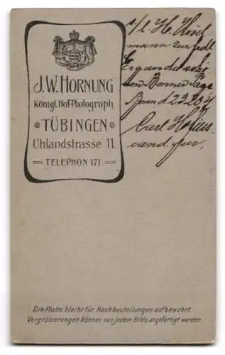 Fotografie J.W. Hornung, Tübingen, Uhlandstrasse 11, Porträt eines jungen Mannes im Anzug mit Fliege