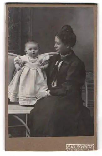 Fotografie Max Schmitz, Leipzig, Kronprinzstrasse 19, Frau sitzend mit Kleinkind auf Bank