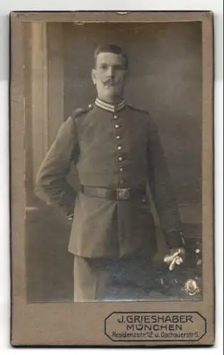 Fotografie J. Grieshaber, München, Residenzstr. 12, u. Dachauerstr. 5, Porträt eines Soldaten in Uniform