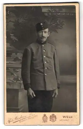 Fotografie Rob. Biedermann, Wels, Volksgarten, Porträt Soldat in Militäruniform