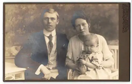 Fotografie Max Baum, Dresden, Königsbrückerstr. 62, Porträt einer Familie mit Kleinkind