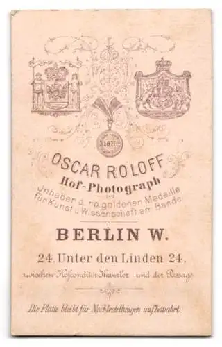 Fotografie Oscar Roloff, Berlin, Unter den Linden 24, Porträt einer älteren Frau in dunkler Kleidung