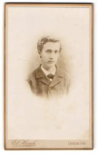 Fotografie E. Hirsch, Lauscha, Portrait eines jungen Mannes im Anzug