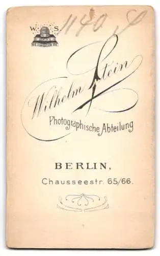 Fotografie Wilhelm Stein, Berlin, Chausseestr. 65-66, Junge in Matrosenanzug neben Holzstuhl