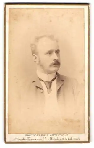 Fotografie Henri Schueren, Antwerpen, Huidevetterstraat 45, Portrait eines Mannes mit Schnurrbart