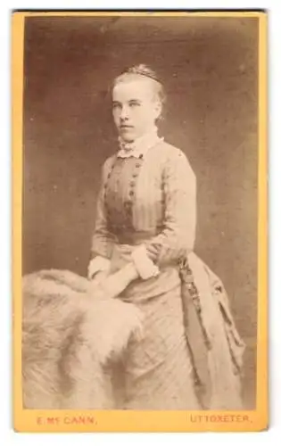 Fotografie E. Mc. Cann, Uttoxeter, High Street, Porträt einer jungen Frau mit elegantem Kleid