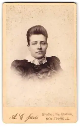 Fotografie A. C. Jervis, Southwold, Nr. Station, Porträt einer Frau mit hochgestecktem Haar