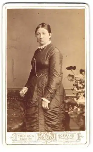 Fotografie Theodor Hofmann, Pirna, Porträt einer Frau in elegantem Kleid