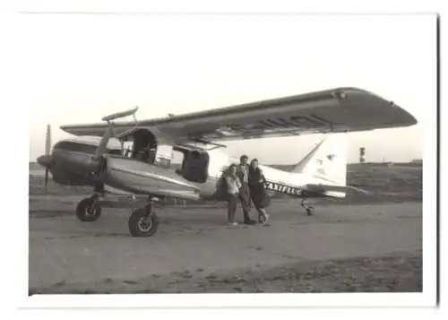 8 Fotografien Flugzeug Deutsche Taxiflug, Kennung D-IHOL, zweimotoriger Hochdecker