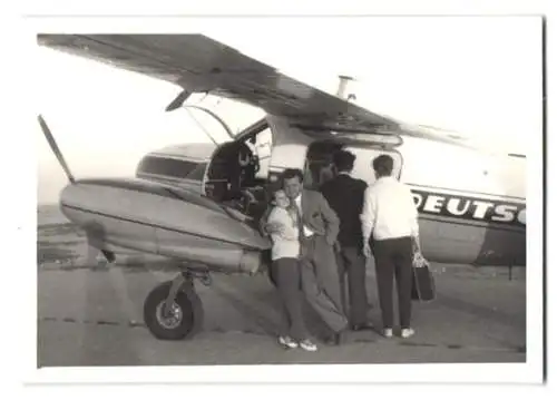 8 Fotografien Flugzeug Deutsche Taxiflug, Kennung D-IHOL, zweimotoriger Hochdecker