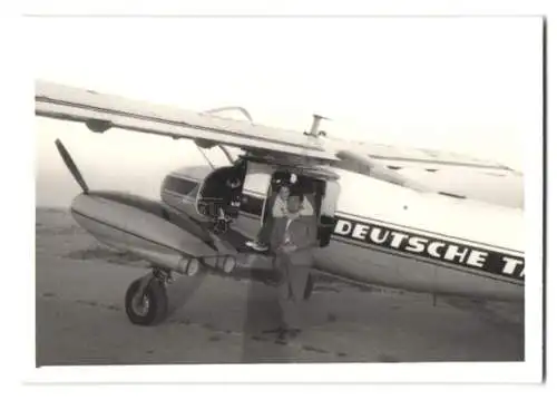 8 Fotografien Flugzeug Deutsche Taxiflug, Kennung D-IHOL, zweimotoriger Hochdecker